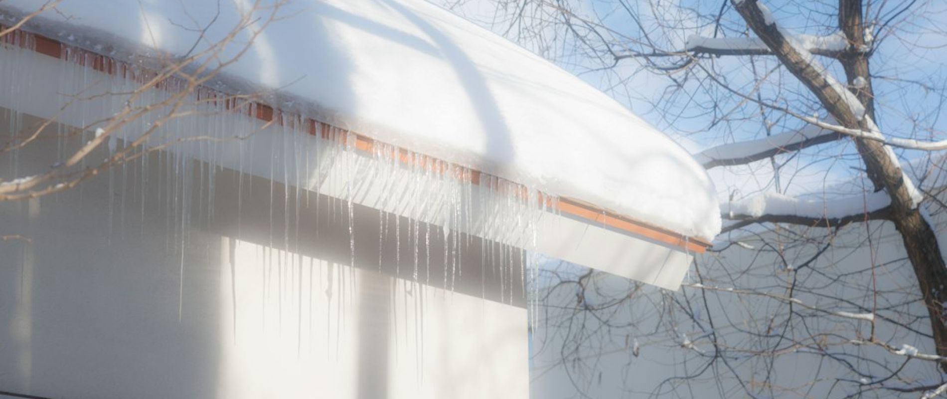 Bomba de calor con hielo acumulado en estructura metálica durante clima frío con temperaturas bajo cero